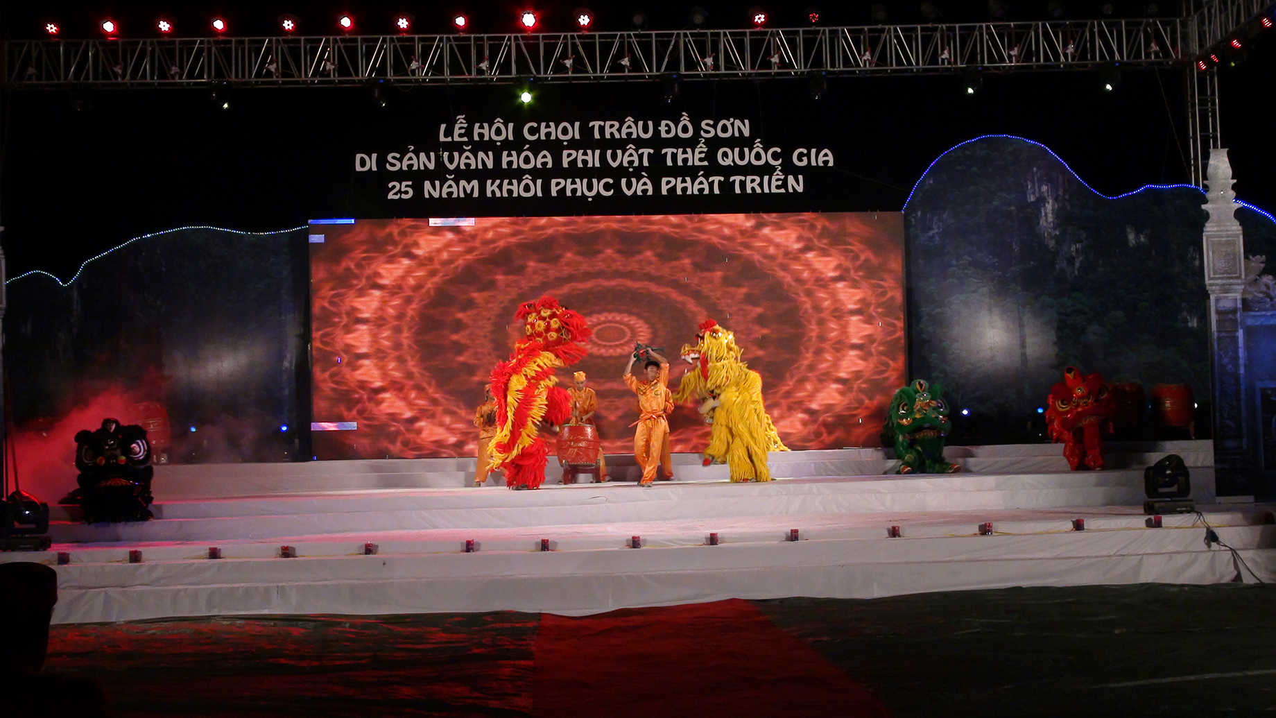 Ngũ sắc quần lân chào mừng lễ hội chọi trâu 2014