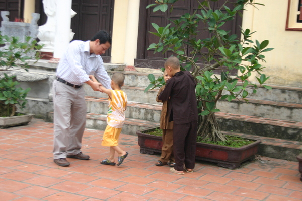 Thăm hỏi các chú tiểu...