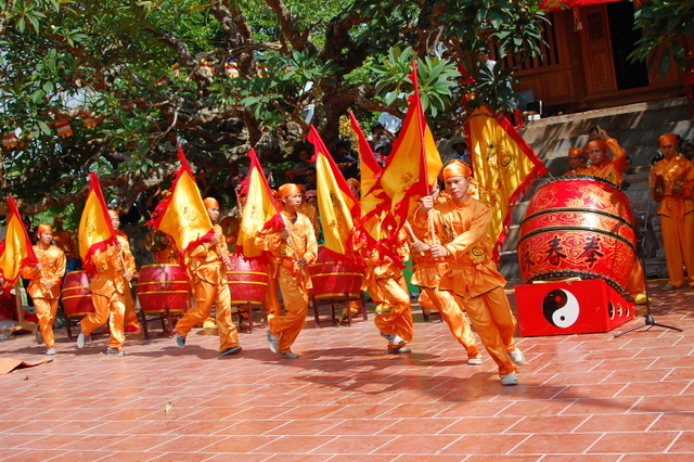 Trống trận mở màn