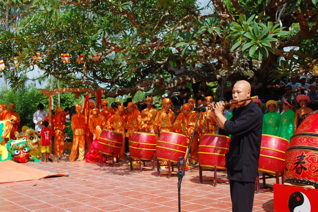 Thổi tiêu dâng phật