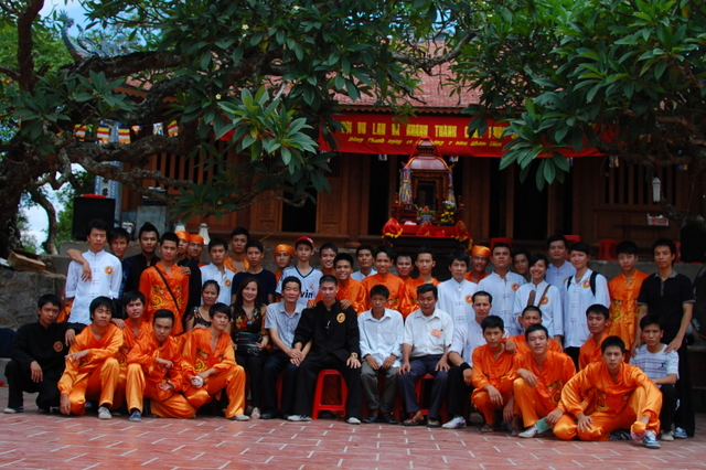 Chụp hình lưu niệm trước sân chùa
