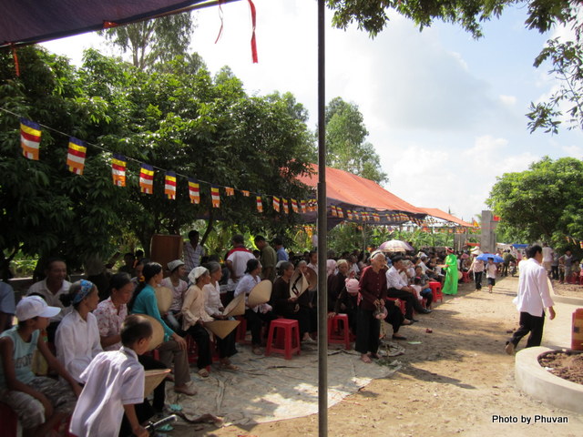 Ba con đang náo nức chờ đón các tiết mục của đoàn A1