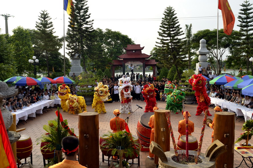 Đội Lân Chào Mùng Khách Trong Buổi Lễ