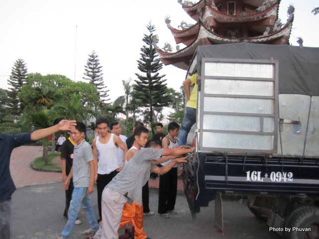 Chuẩn bị lên đườnglúc tinh mơ