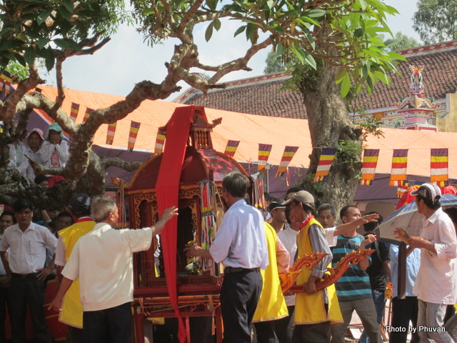 Đoàn rước và múa lân của bà con trong xã cùng vừa về đến cùng chung biểu diễn với đoàn A1
