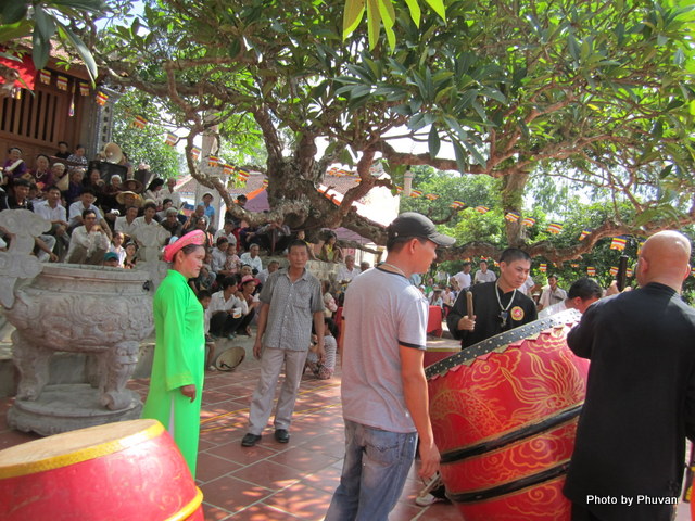 Đoàn vừa đến sân chùa lúc nắng lên, khẩn trương phục vụ bà con A1