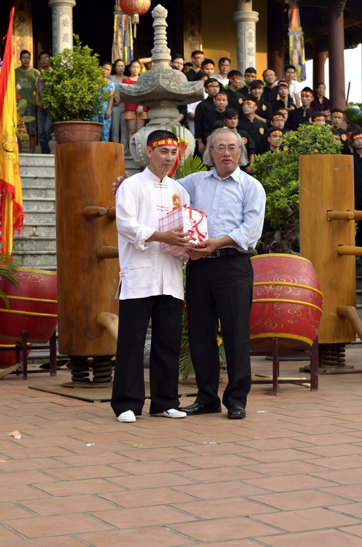 Lão Võ Sư -Kỹ Sư Nguyễn Ngọc Nội CNVDVNVXNGQ Tặng Quà Lưu Niệm Cho Võ Đường