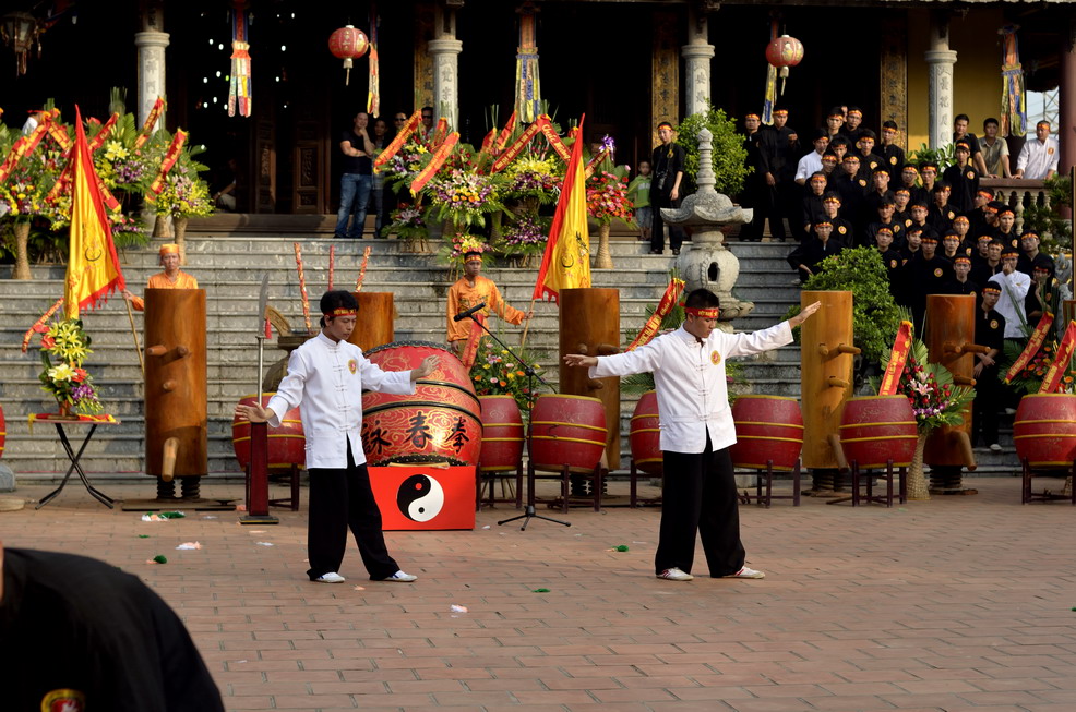 Môn Sinh Trần Quang Ngọc Và Môn Sinh Đỗ Trung Hiếu Biểu Diễn Bài Khí Công Quyền Trong Buỗi Lễ