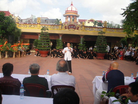 Huấn luyện viên Nghiêm Trọng Đức biểu diễn Thủ Đầu Quyền...
