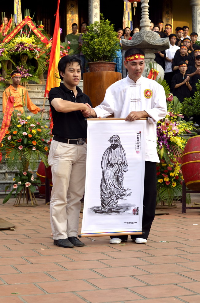 Võ Sư Phi Linh Môn phái Võ Lâm Phật Gia Tặng Quà Lưu Niệm Cho Võ Đường
