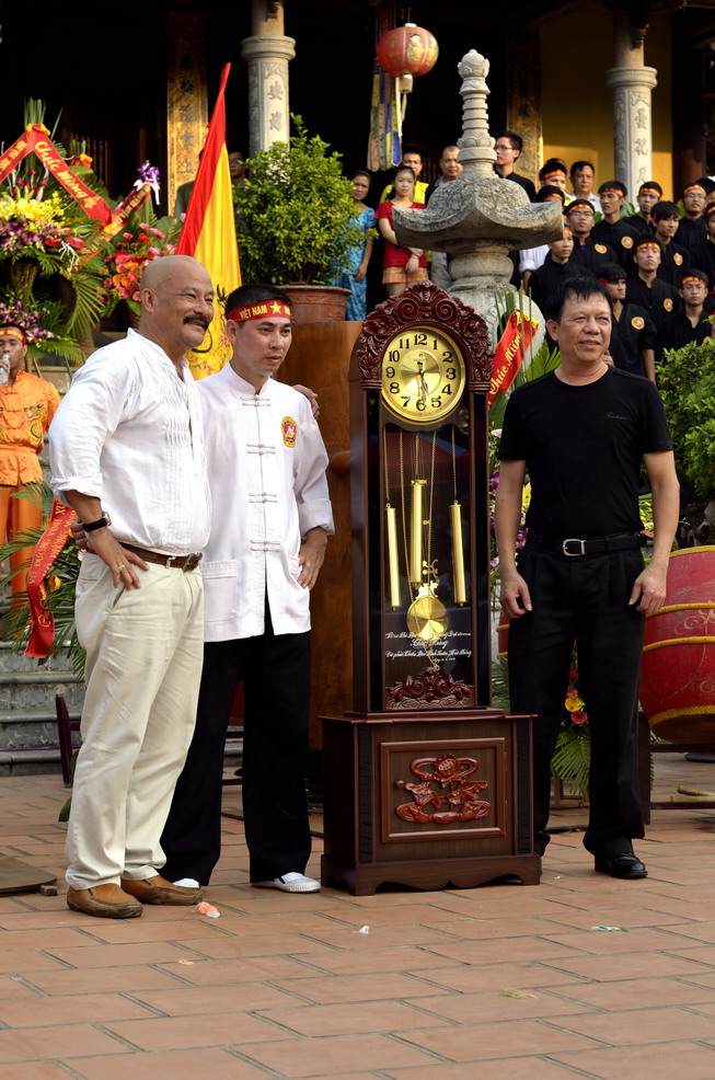 Võ Sư Phi Lân Tặng Quà Lưu Niệm Cho Võ Đường