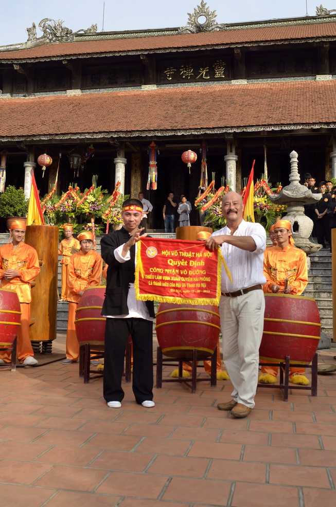 Võ Sư Phi Lân Chủ Tịch Hội Đồng Cố Vấn HVTHN Trao Cờ Cho Võ Đường