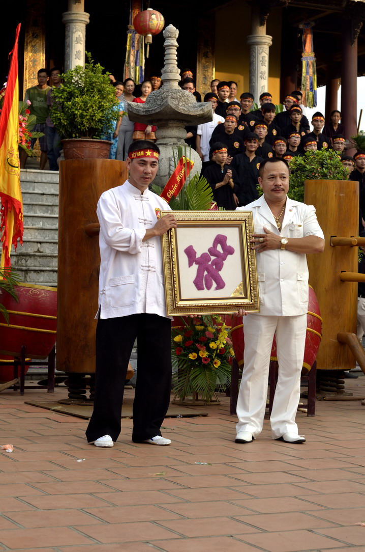 Võ Sư Vũ Hải Phó Chủ Tịch Hội Võ Thuật Hà Nội Tặng Quà Lưu Niệm Cho Võ Đường